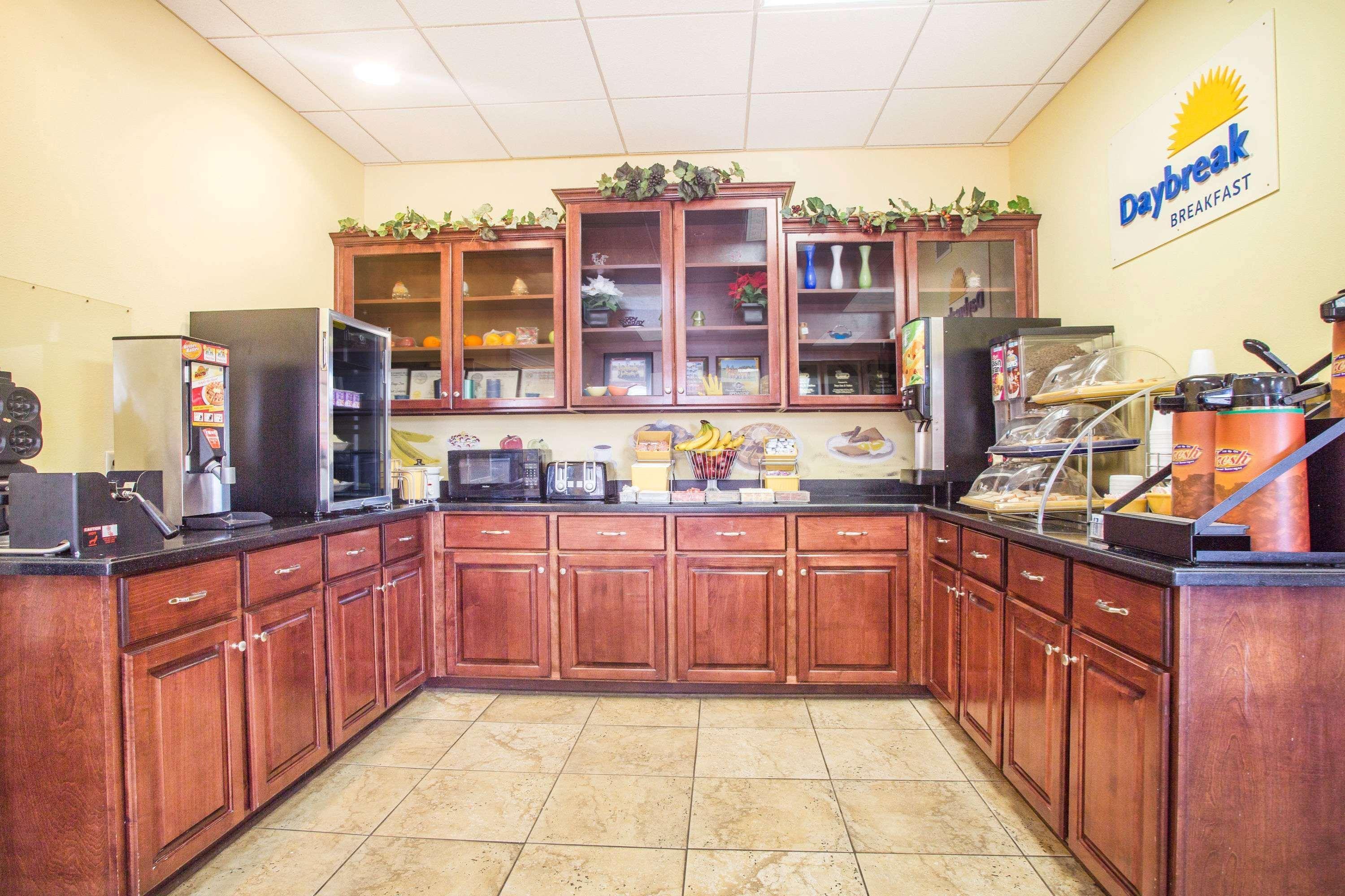 Days Inn & Suites By Wyndham Swainsboro מראה חיצוני תמונה
