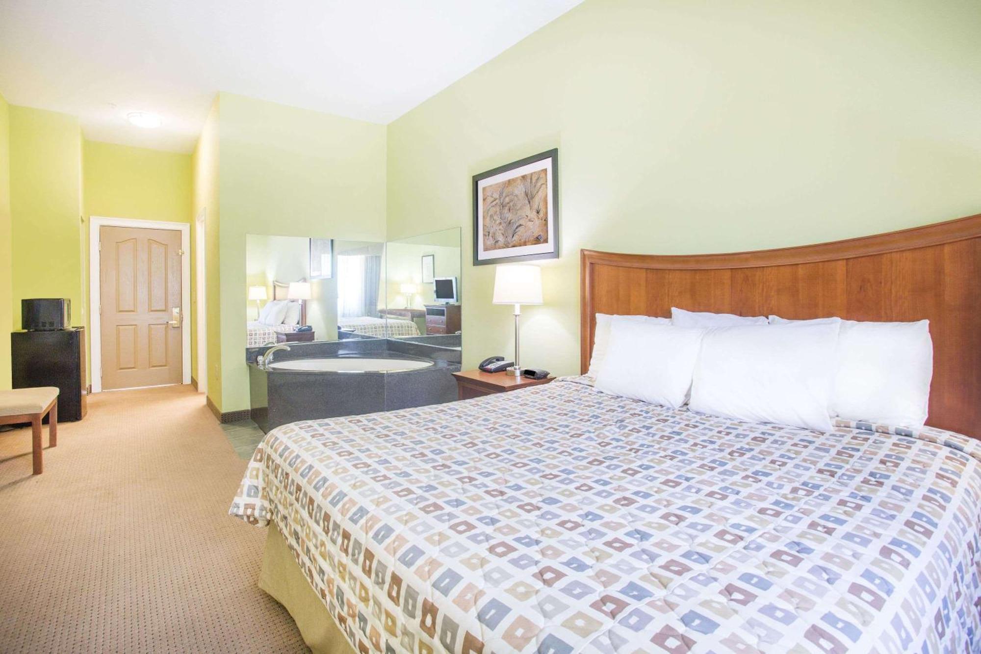 Days Inn & Suites By Wyndham Swainsboro מראה חיצוני תמונה