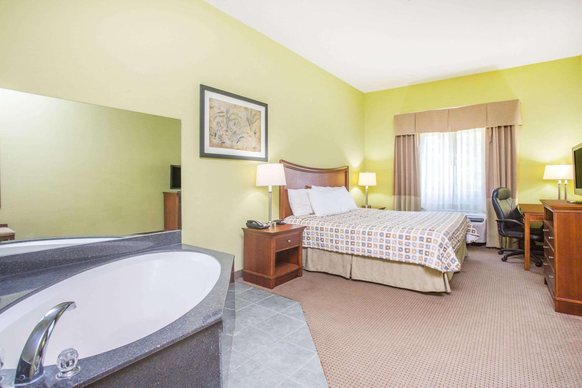 Days Inn & Suites By Wyndham Swainsboro מראה חיצוני תמונה