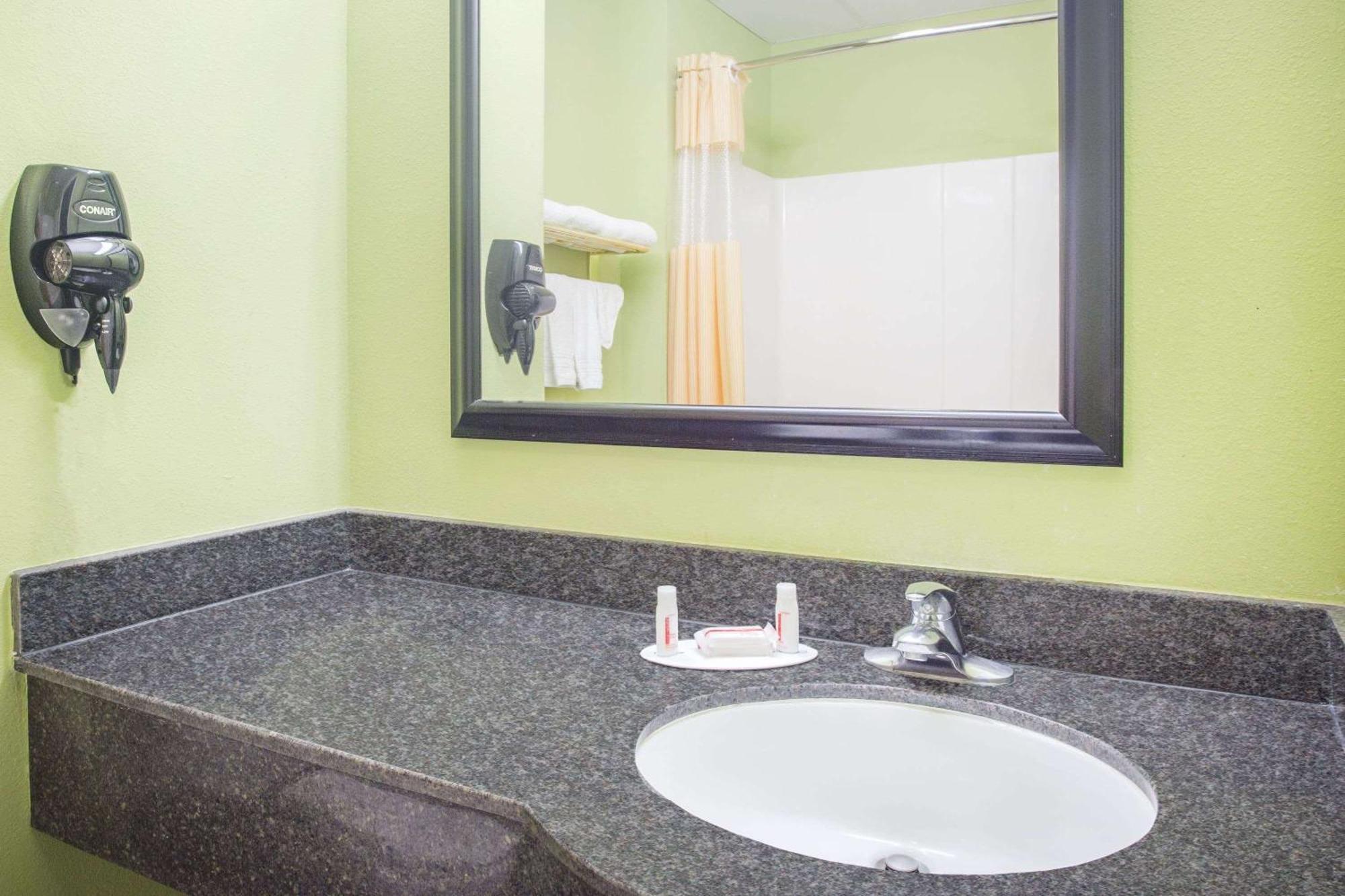 Days Inn & Suites By Wyndham Swainsboro מראה חיצוני תמונה